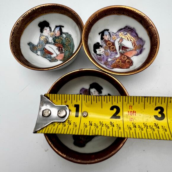 Vintage Japanese Kutani Shunga Erotic Sake Cups Set of 3 Hand Painted Porcelain - Picture 10 of 16